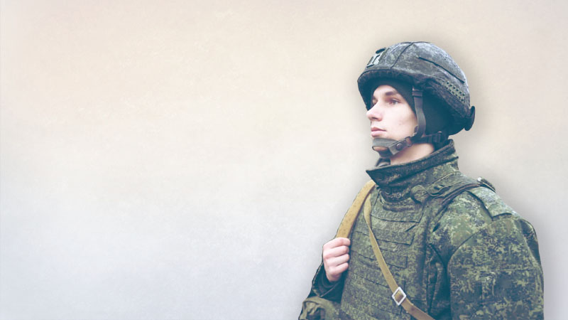Молодой парень в военной форме